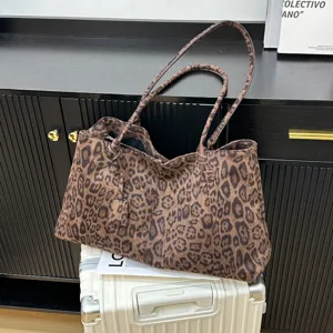 Leopard print tote bag for women, large capacity casual shoulder bag and stylish handbag for daily use.