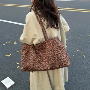 Detailed view of a stylish leopard print tote bag, casual commuter handbag for women.