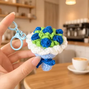 Dettaglio portachiavi bouquet di fiori all'uncinetto fatto a mano, accessorio in maglia.
