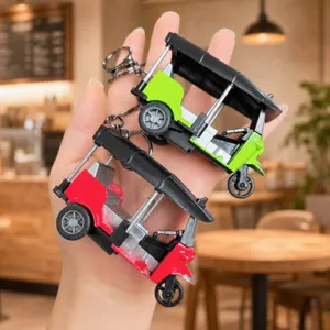 Vista dettagliata del portachiavi tuk-tuk in miniatura, design compatto e colorato.