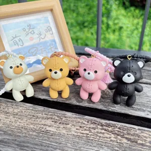 Detalle de llaveros de oso de resina cosida lindos, colgantes para bolsos de dibujos.