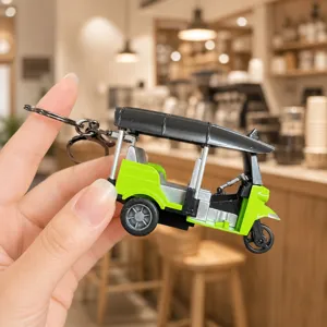 Primo piano dettagliato del mini portachiavi tuk-tuk con un design squisito e unico.