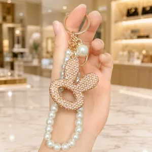 Glänzender Strass Hasen-Kopf Schlüsselanhänger mit eleganter Perlenkette als schicke Taschendeko.