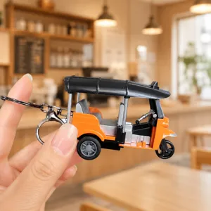 Portachiavi mini tuk-tuk giocattolo simpatico arancione modello veicolo ciondolo borsa