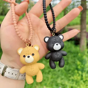 Lindo llavero de oso cosido de resina y colgante de bolsa en negro y marrón clásico.