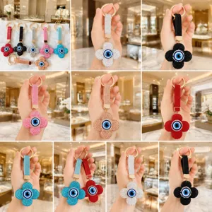 Porte-clés trèfle œil maléfique en strass scintillants, charmant accessoire de sac.