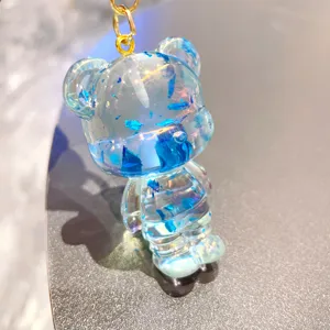Grazioso portachiavi orsetto in resina trasparente con glitter blu e ciondolo borsa dettaglio.