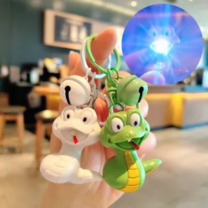 Llavero de serpiente de dibujos animados lindo con luz LED y campana, accesorio de bolso divertido.