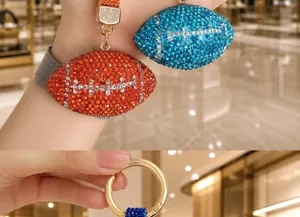 Détail de porte-clés ballon de football en strass, charm pendentif étincelant pour sac à main.