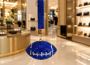 Détail de charm de sac football en strass bleu, porte-clés cristal étincelant pour sacs.