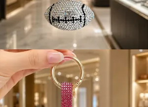 Détail porte-clés football américain strass, charm sac brillant anneau doré cristal rose.