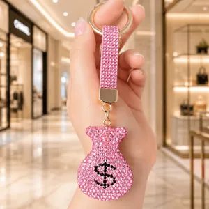 Vue détaillée d'un porte-clés bourse de strass étincelant, charmant pendentif de sac à main chic.