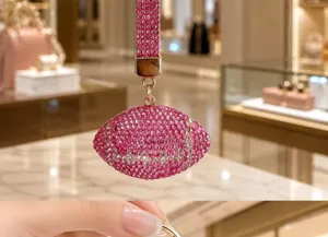 Porte-clés ballon de rugby en strass rose scintillant, pendentif de sac de sport de luxe.