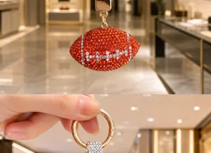 Pendentif porte-clés football américain en strass, accessoire de sac de sport scintillant.
