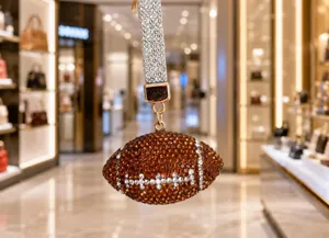 Gros plan détaillé du porte-clés ballon de football en strass de luxe, charm pour sac brillant.