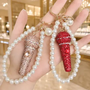 Strass microfoon sleutelhanger met parelketting, sprankelende en prachtige tasbedel.