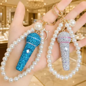 Strass microfoon sleutelhanger met parelketting en elegante tas bedel hanger accessoire.