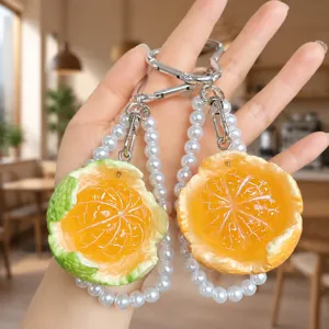 Nahaufnahme des simulierten geschälten Orangen-Perlen-Schlüsselanhängers mit Glanz-Frucht.