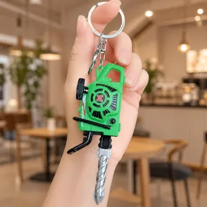 Nahaufnahme des kreativen Kettensäge Schlüsselanhängers mit Miniatur Werkzeug Design und Metallring.
