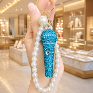 Exquisite blauwe strass microfoon sleutelhanger met parelband en luxe tasbedel hanger accessoire.