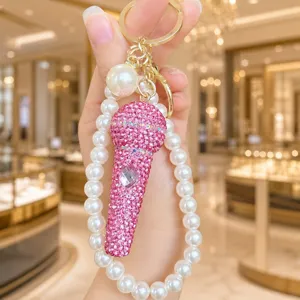 Glanzende strass microfoon sleutelhanger detail, delicate parel kralen tas hanger.