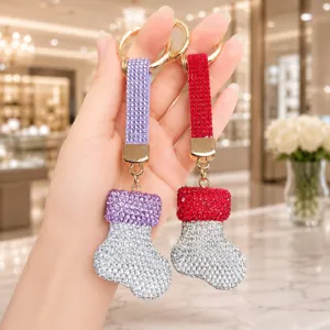 Dettaglio portachiavi calza di Natale in strass, ciondolo borsa luminoso, regalo festivo.