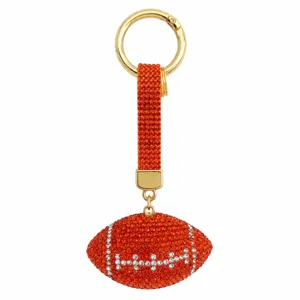 Porte-clés ballon de football en strass avec accessoires dorés, charm de sac de sport élégant.