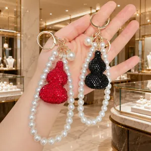 Nahaufnahme des Strass-Kürbis-Schlüsselanhängers mit Perlenband, eleganter Taschenanhänger.