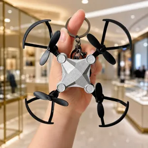 Vista dettagliata del portachiavi mini drone creativo, ciondolo aereo pieghevole e charm per borsa.