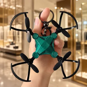 Portachiavi mini drone creativo, ciondolo quadricottero verde metallizzato per zaini e chiavi.