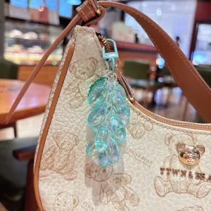 Acrílico transparente uva racimo llavero bolso colgante lindo brillante estético regalo
