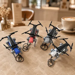 Vista dettagliata del portachiavi con cane robot meccanico creativo con eliche pieghevoli.
