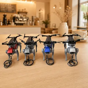 Vista dettagliata ravvicinata di portachiavi cane robot meccanico creativo con rotori.