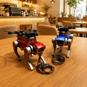 Primo piano di portachiavi robot cane meccanico con eliche su tavolo in legno bar.