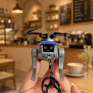 Primo piano dettagliato del portachiavi robot cane meccanico con eliche pieghevoli e viso pixel.