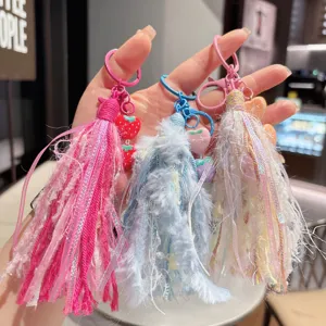 Handgemachte farbige Quasten Tasche Schlüsselanhänger Detail mit feinen Fäden und Accessoires.