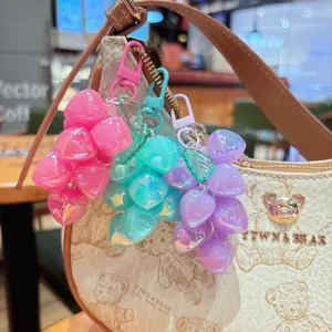Llavero de uva de acrílico lindo colgante de bolso fruta pareja llavero de coche accesorio regalo.