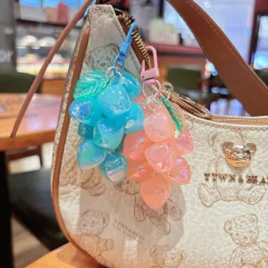 Detalle de llavero de uva de acrílico, lindo colgante de fruta para bolsos y teléfonos.