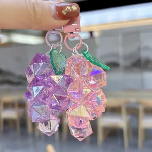 Primer plano detallado del colgante de uva de cristal facetado holográfico con hoja verde.