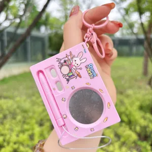 Portachiavi batteria elettronica rosa giocattolo con mini bacchetta e grazioso coniglio.
