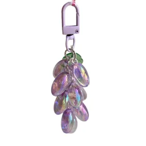 Llavero de racimo de uvas de acrílico transparente morado lindo colgante de bolso