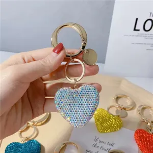 Portachiavi a cuore con strass scintillanti e finiture dorate, elegante ciondolo per borsa.