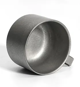Close-up detailweergave van de binnenkant van de roestvrijstalen koffiekop en handgreep.