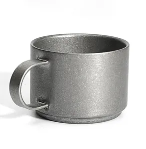 Gedetailleerd overzicht van de metalen matte koffiekop, met getextureerd oppervlak en handvat.