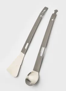 Gedetailleerd overzicht van lichtgewicht titanium outdoor kookgerei met lange handgreep.