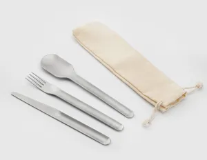 Détail de set de couverts portables en acier inoxydable avec couteau fourchette cuillère