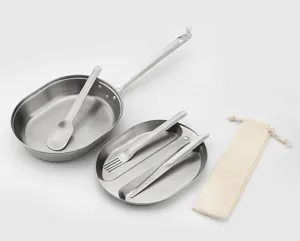 Détail de gros plan de l'ensemble de coutellerie de cuisine de camping en acier inoxydable.