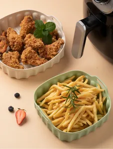 Details van vierkante siliconen airfryer mandjes, hittebestendige bakvormen met heerlijk eten.