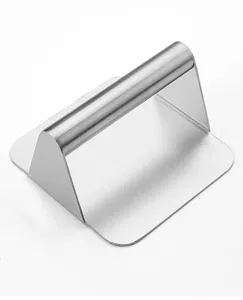 Vista dettagliata della pressa per hamburger in acciaio inox, robusto attrezzo.
