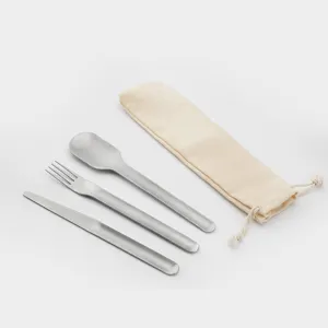 Set de couverts portables en acier inoxydable avec pochette pour le camping et les voyages.